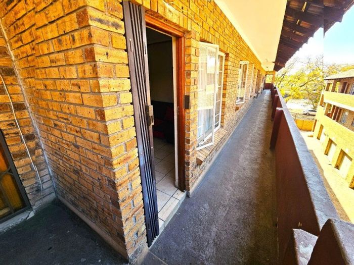 Rustenburg Central Apartment For Sale: 3 Bedrooms, Garage, Safe Complex, Close to Amenities.