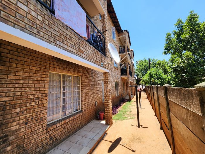 For Sale: 2-Bedroom Apartment in Rustenburg Central with Secure Parking and Amenities Nearby.