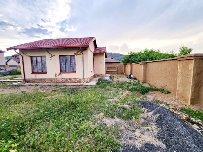 For Sale: House in Tlhabane West with 3 bedrooms, spacious lounge, and gated yard.
