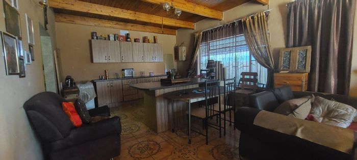 Oos Einde House For Sale: Main house with 2 flatlets, rental income potential.