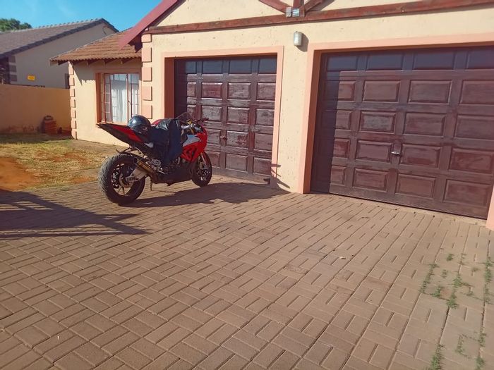 Northam Central House For Sale: 3 Bedrooms, 2 Bathrooms, Double Garage, Private Patio.