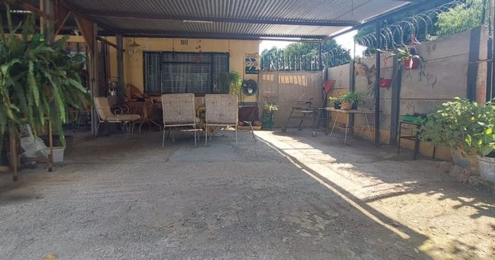 House for Sale in Oos Einde: 3 Bedrooms, Family Kitchen, Covered Parking.