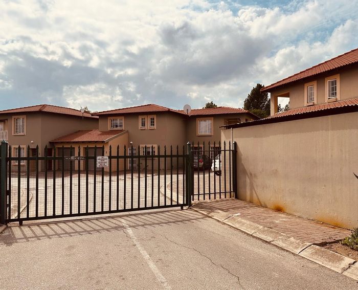Townhouse for sale in Waterval East: 3 bedrooms, patio, garden, and parking.