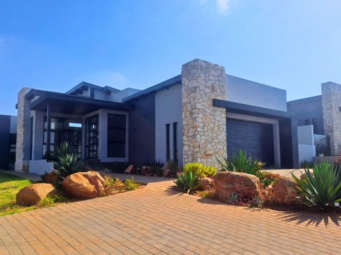 For Sale: House in Cashan with 3 bedrooms, ensuite baths, and 24/7 security.