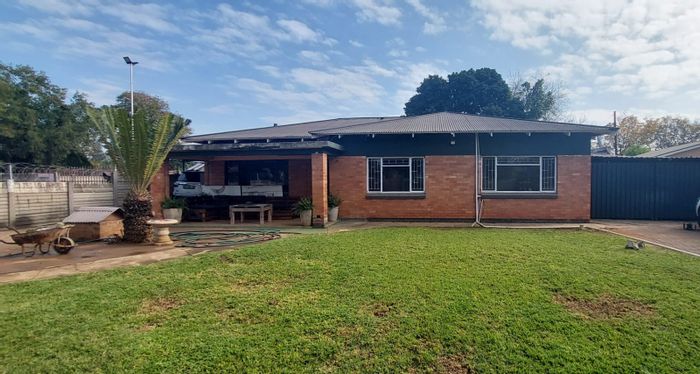 Oos Einde House For Sale: 6 bedrooms, pool, flatlet, double garage, CCTV.