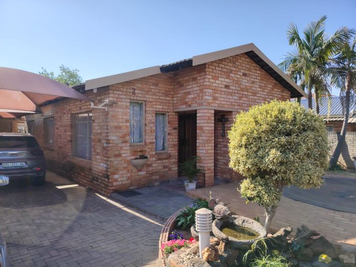 House for Sale in Bo Dorp: Pool, Lapa, flatlet, and spacious open-plan living.