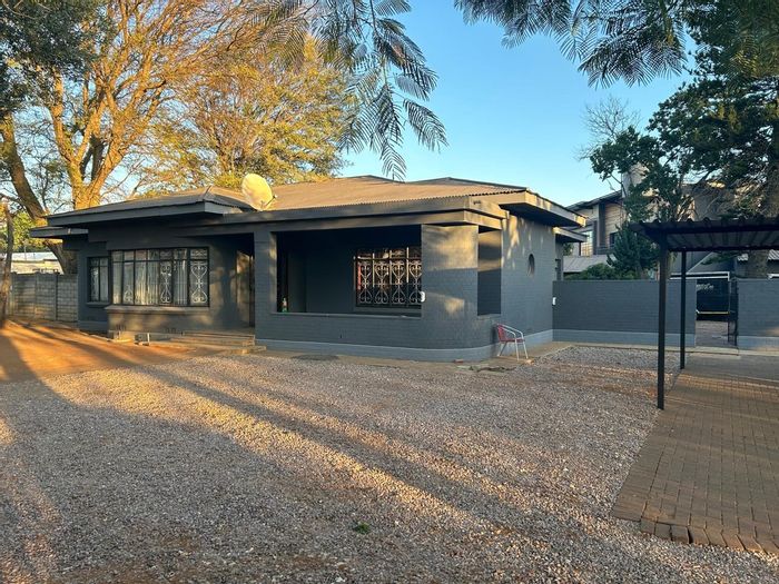 For Sale: House in Bo Dorp with 3 bedrooms, 5 parking spaces, and large yard.