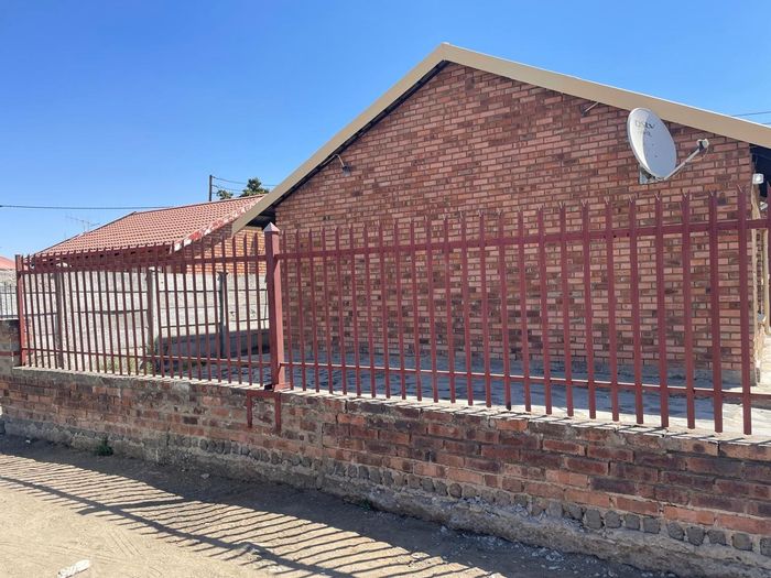 Boitekong House For Sale: 2 Bedrooms, spacious lounge, close to amenities.