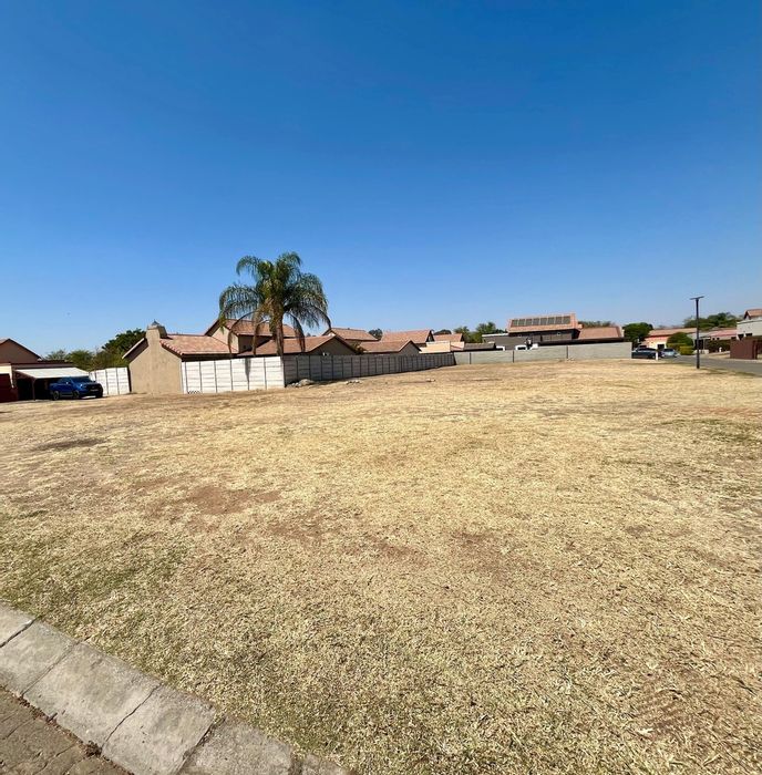 Vacant Land Residential in Waterval East For Sale - 587m², ideal for dream home.