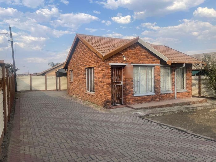 House for Sale in Boitekong: 2 bedrooms, paved yard, secure entrance, double carport.