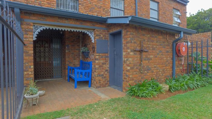 Townhouse For Sale in Bo Dorp: 3 Bedrooms, garden, patio, near schools and shops.