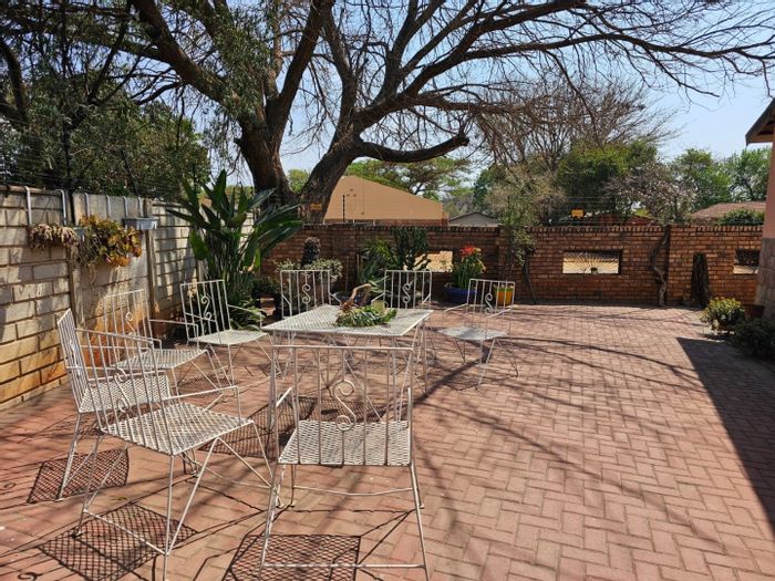 For Sale: 4-Bedroom House with Pool, Workshop, and Entertainment in Mooinooi Central.