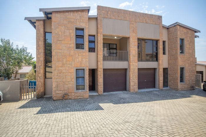 For Sale: Townhouse in Cashan with 3 bedrooms, patio, and secure complex access.