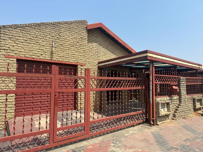 3-Bedroom House in Tlhabane For Sale with Lounge, Dining Room, and Ensuite.