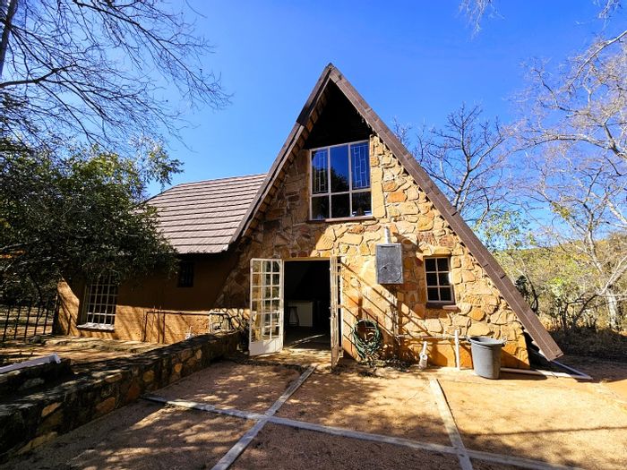 Three-bedroom house for sale in Grootfontein with balcony and community amenities.