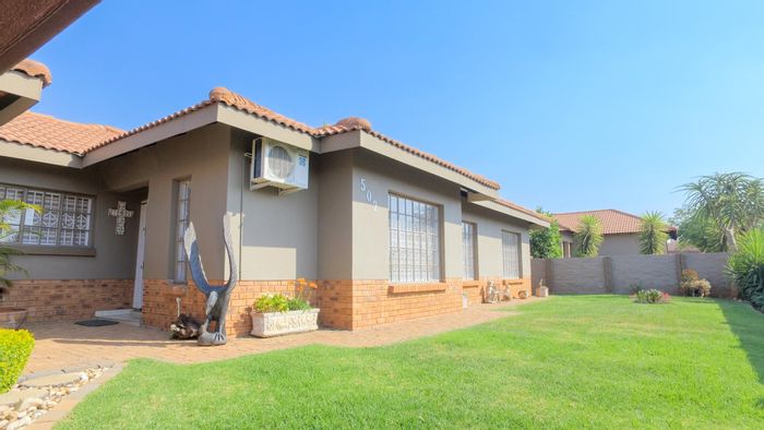 House For Sale in Waterkloof AH: Air-conditioned, pool, jacuzzi, and ample parking.