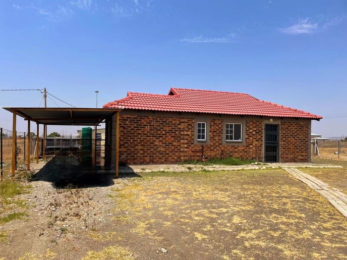 For Sale: House in Seraleng, 3 beds, 2 baths, near schools and shops.
