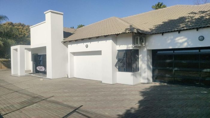 4-Bedroom House in Oos Einde For Sale with En-suites, Garage, and Security Features.