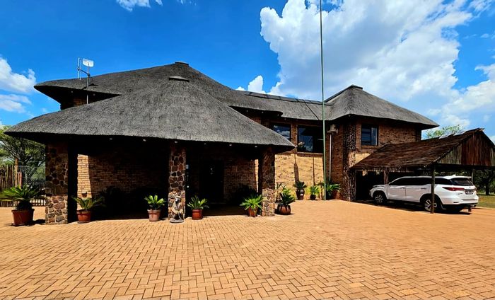 For Sale: Farm in Thabazimbi Central with six bedrooms, pool, and borehole.