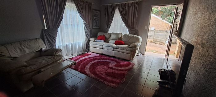Geelhoutpark House For Sale: 3 Bedrooms, pool, patio with braai, 7 parking spaces.