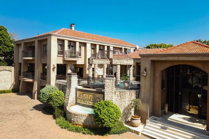For Sale: House in Cashan with pool, cinema, garage, and scenic balcony.