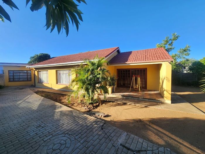 House for Sale in Oos Einde: 3 Bedrooms, Flatlet, Spacious Yard, Great Potential.