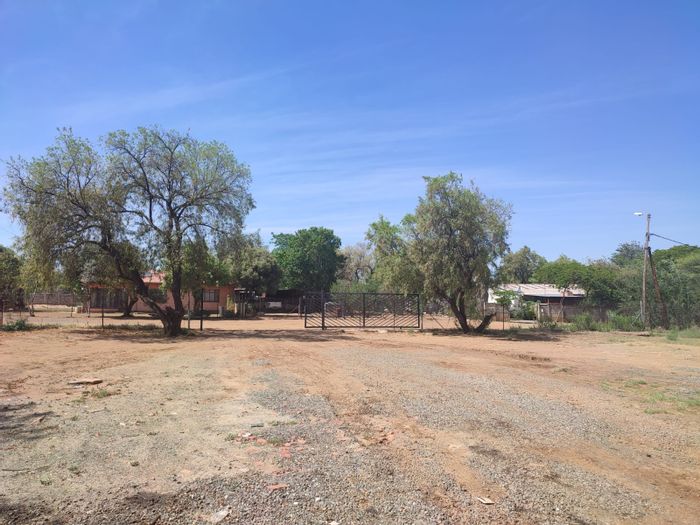 For Sale: House in Swartruggens Central with 6 rooms, rental potential, and large stand.