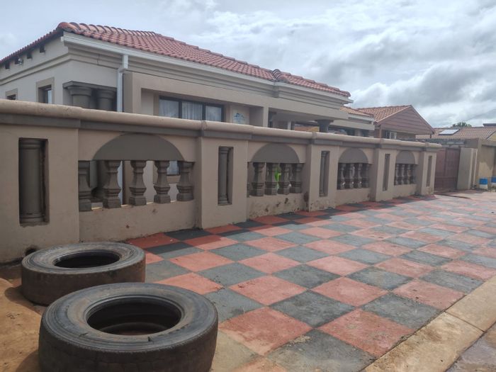 4-Bedroom House For Sale in Northam Central with Double Garage and Solar System.