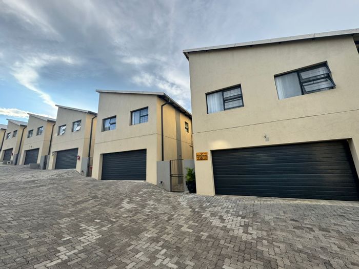 3-Bedroom Townhouse For Sale in Cashan with private garden and double garage.