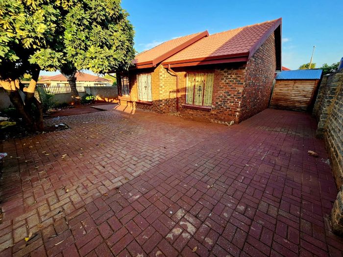 3-Bedroom House for Sale in Geelhoutpark with secure yard and water tank.