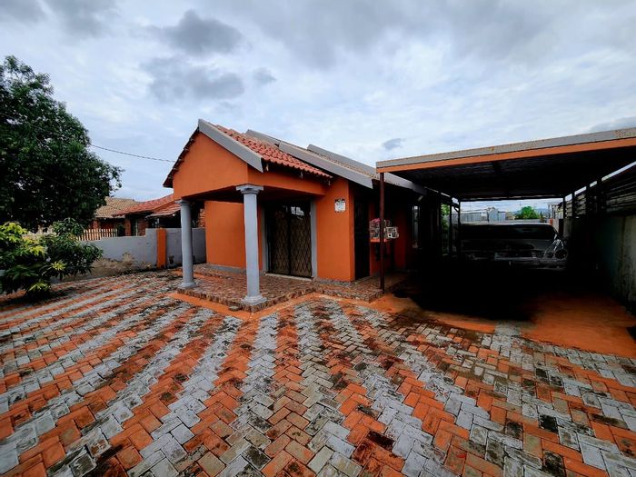 Boitekong House For Sale: 3 Bedrooms, paved yard, spacious carport, move-in ready.