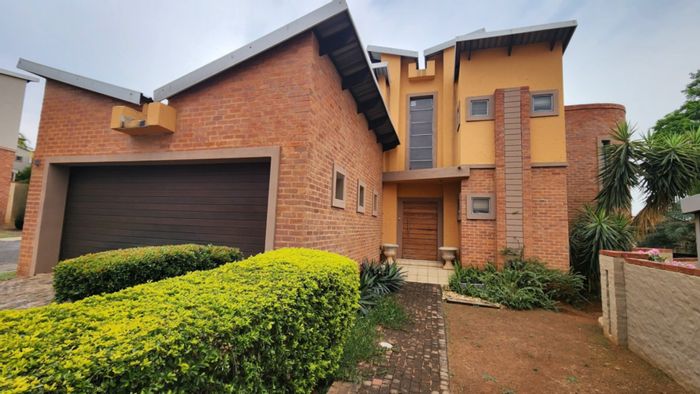 For Sale: Townhouse in Cashan with 3 beds, splash pool, and double garage.