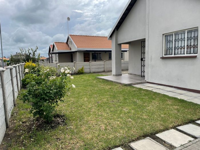 House For Sale in Freedom Park: 3 Bedrooms, spacious yard, Jojo tank, carport.