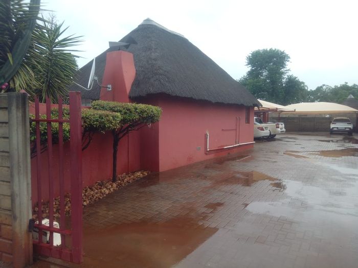 Northam Central House For Sale: 2-bed home plus 4 bachelor flats, ample parking.