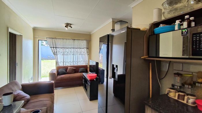 For Sale: 3-Bedroom Townhouse in Comet with Garage, Open-Plan Living, Secure Complex.