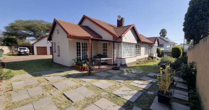 Eden Glen House For Sale: 4 beds, large kitchen, security, ample space for expansion.