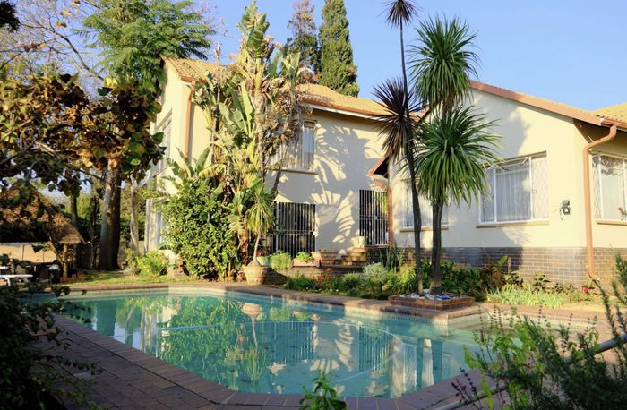 Isandovale House For Sale: Spacious lounges, pool area, large kitchen, ample parking.