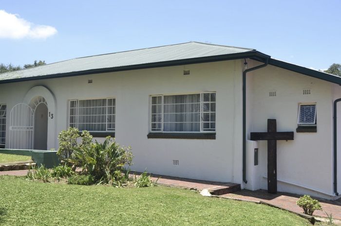 For Sale: House in Eastleigh Ridge with 3 beds, double garage, and staff quarters.