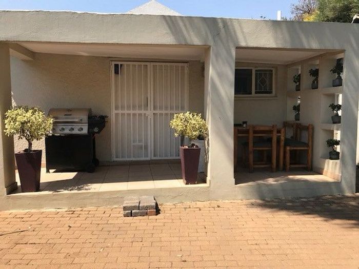 Cottage to Rent in Eden Glen: 1.5 bedrooms, pool access, load-shedding free.