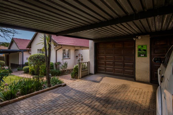 Eden Glen House For Sale: Spacious family home with multiple garages and outdoor space.