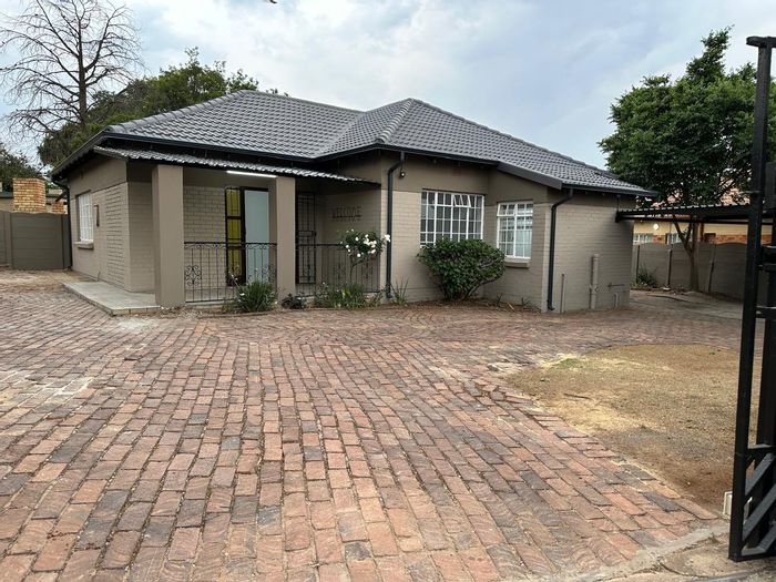 House to Rent in Hurlyvale: 3 beds, flatlet, pool, security, garden service included.