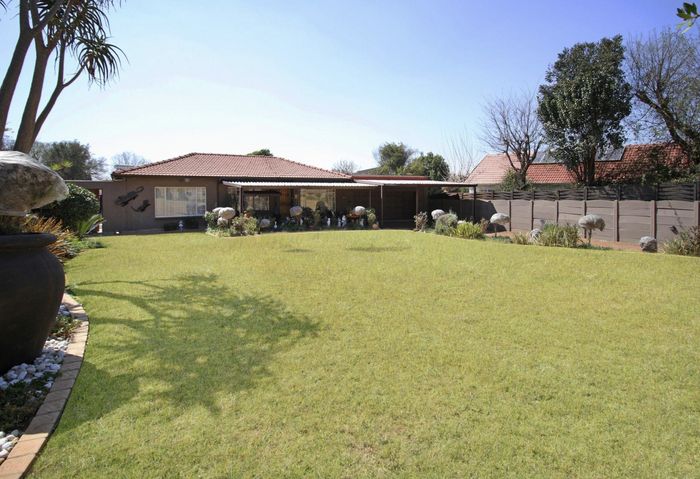 For Sale: House in Hurlyvale with guest lavatory, cottage, double garage, and outdoor braai.