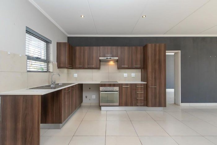 For Sale: Apartment in Sandown with gym, pool, balcony, and secure parking.