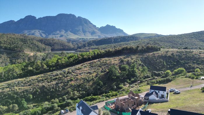 La Roche House For Sale: 4 beds, pool, guest parking, mountain views.