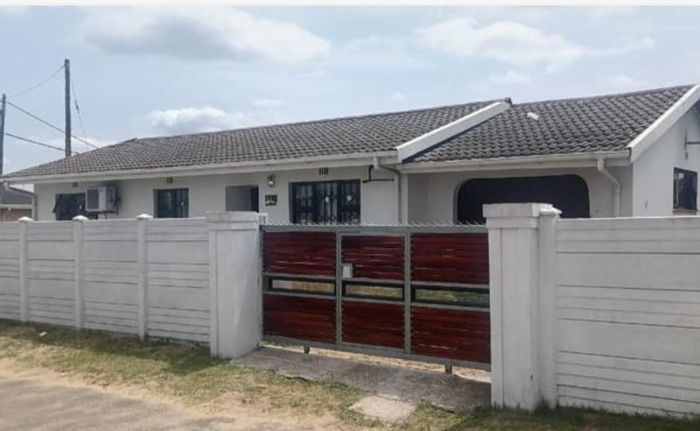 3-bedroom house for sale in Esikhawini Central with garage and open yard.