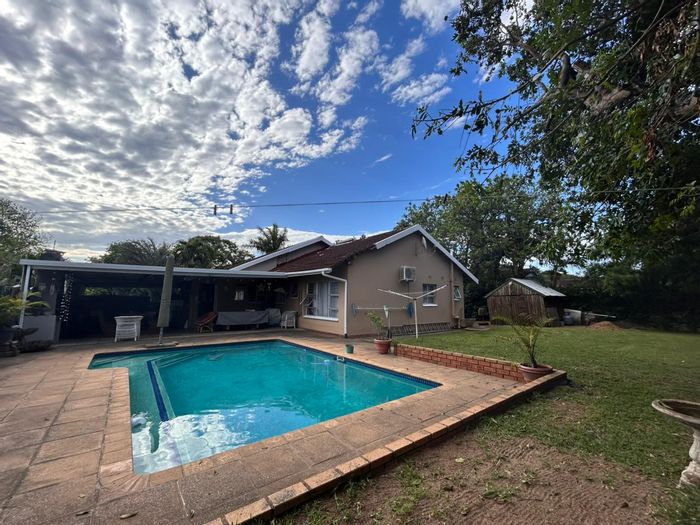 For Sale: Spacious 4-bedroom house with pool, braai area in Meer En See.