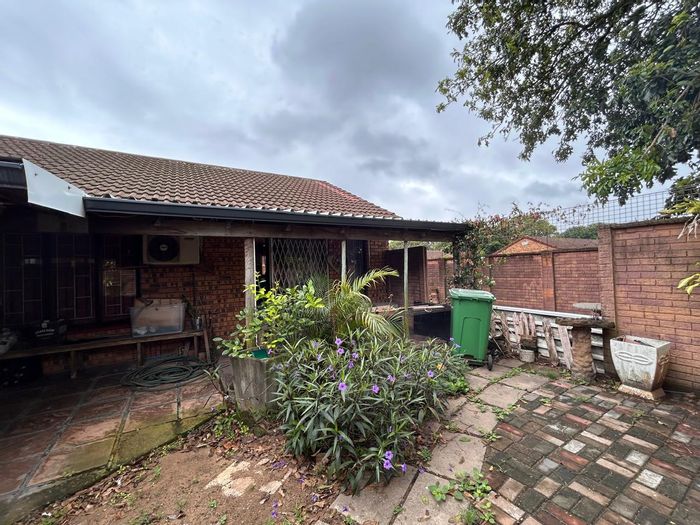 Veld En Vlei Townhouse For Sale: 2 Bedrooms, private yard, close to amenities.