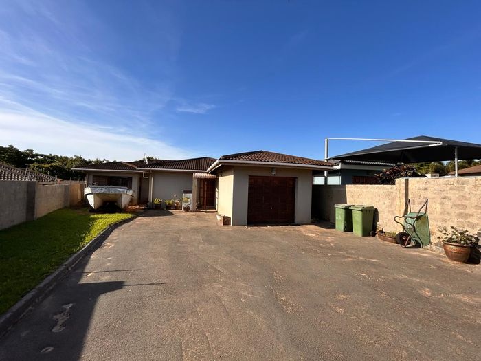 3-Bedroom Duet in Birdswood For Sale with Garage, Jacuzzi, and Spacious Yard.