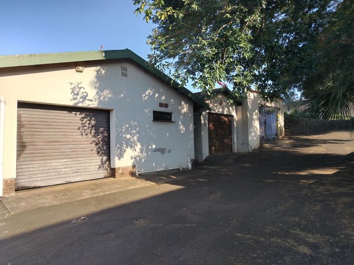 Townhouse for Sale in Empangeni Central: 2 beds, pool, garage, great potential.