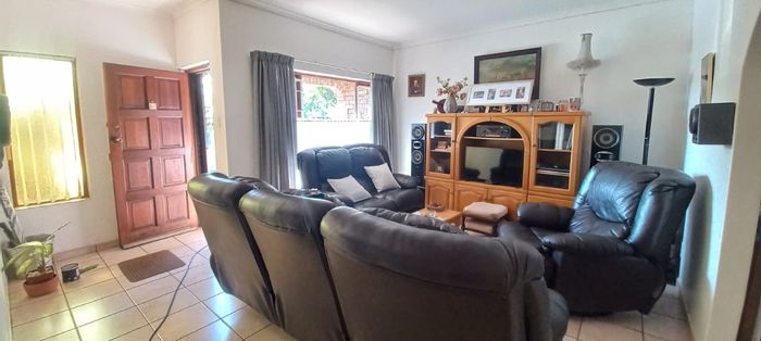 House for Sale in Veld En Vlei: 2 beds, pool, garage, landscaped garden.
